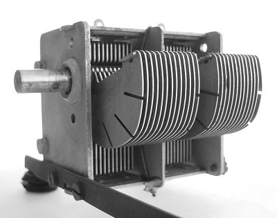 761px-Rotary_capacitor_Pionier.JPG