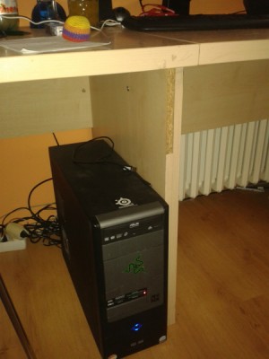 pod stolem 600.jpg
